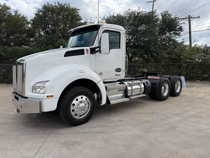 2024 Kenworth T880 Day Cab, exterior photo 2