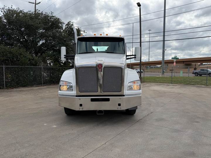 2024 Kenworth T880 Day Cab, exterior photo 3