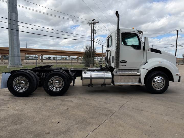2024 Kenworth T880 Day Cab, exterior photo 4