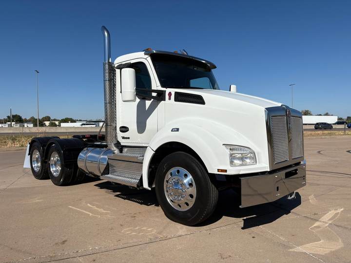 2024 Kenworth T880 Day Cab, exterior photo 1