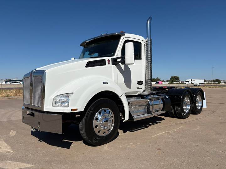 2024 Kenworth T880 Day Cab, exterior photo 2