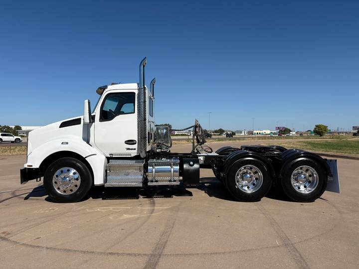 2024 Kenworth T880 Day Cab, exterior photo 3