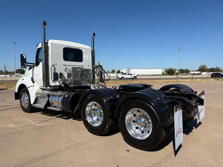 2024 Kenworth T880 Day Cab, exterior photo 4