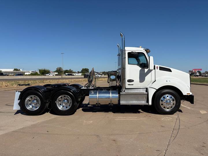 2024 Kenworth T880 Day Cab, exterior photo 7