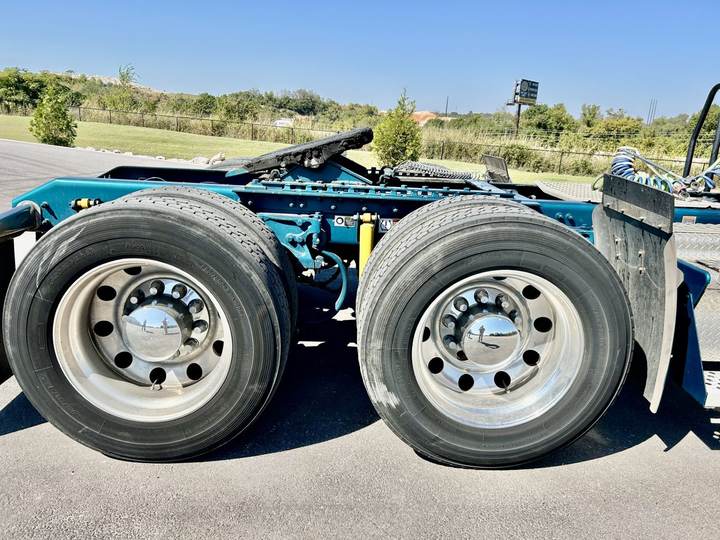 2024 Kenworth W900L 72" Flat Top Sleeper, exterior photo 2
