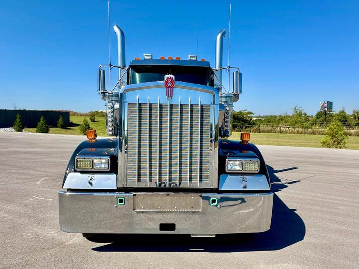 2024 Kenworth W900L 72" Mid Roof Sleeper, exterior photo 1