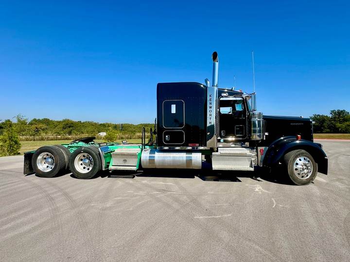 2024 Kenworth W900L 72" Mid Roof Sleeper, exterior photo 6