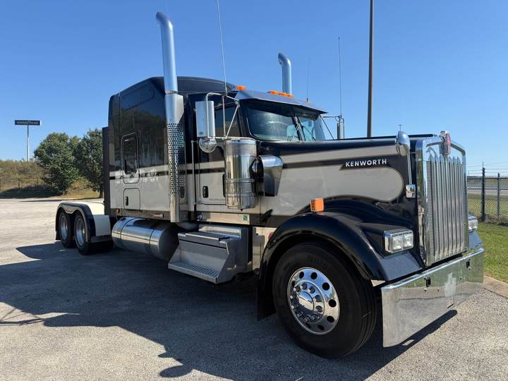 2024 Kenworth W900L 86" Mid Roof Sleeper, exterior photo 2
