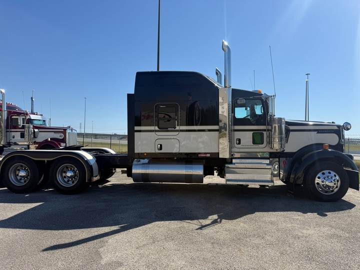 2024 Kenworth W900L 86" Mid Roof Sleeper, exterior photo 3