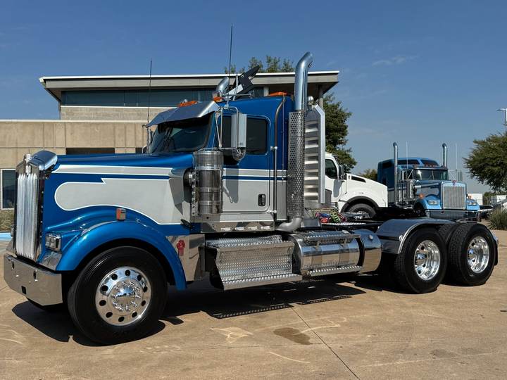 2024 Kenworth W900L Day Cab, exterior photo 2