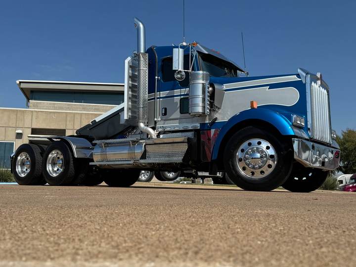 2024 Kenworth W900L Day Cab, exterior photo 4