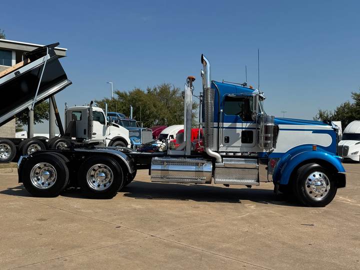 2024 Kenworth W900L Day Cab, exterior photo 5