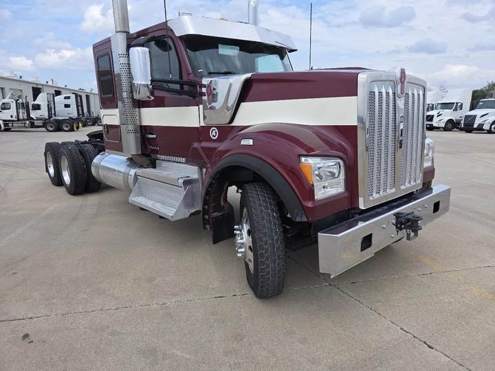 2024 Kenworth W990 52" Flat Top Sleeper, exterior photo 1