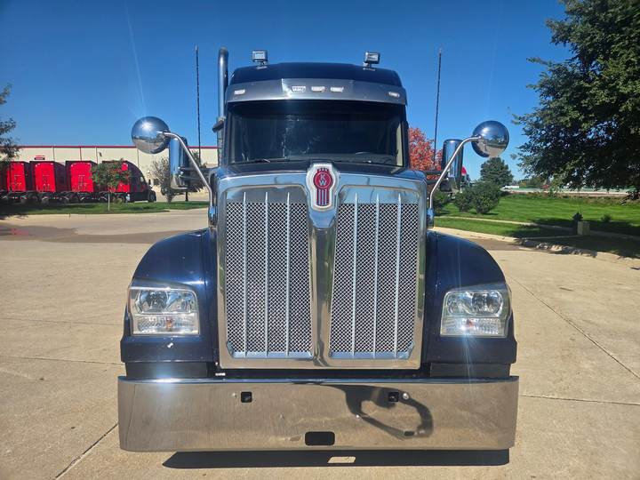 2024 Kenworth W990 76" Mid Roof Sleeper, exterior photo 2
