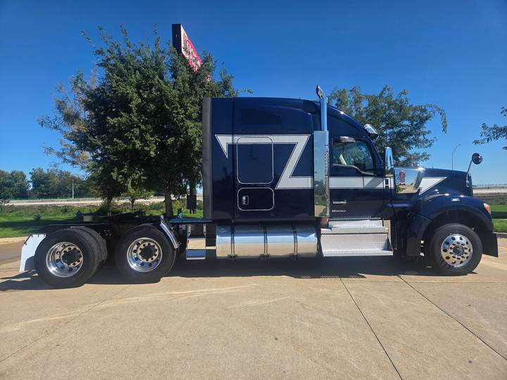 2024 Kenworth W990 76" Mid Roof Sleeper, exterior photo 3