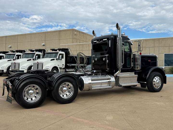 2024 Peterbilt 389 Day Cab, exterior photo 3