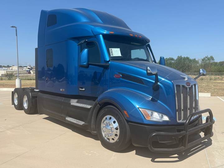 2024 Peterbilt 579 80" Raised Roof Sleeper, exterior photo 1