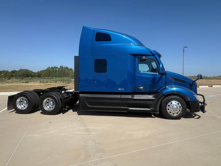 2024 Peterbilt 579 80" Raised Roof Sleeper, exterior photo 2