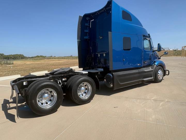 2024 Peterbilt 579 80" Raised Roof Sleeper, exterior photo 3
