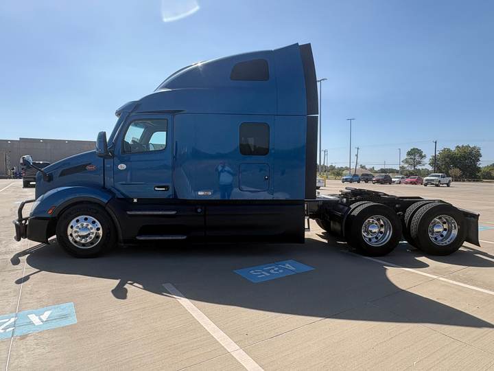 2024 Peterbilt 579 80" Raised Roof Sleeper, exterior photo 6