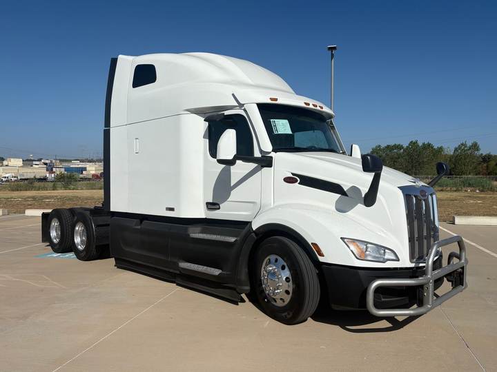 2024 Peterbilt 579 80" Raised Roof Sleeper, exterior photo 1