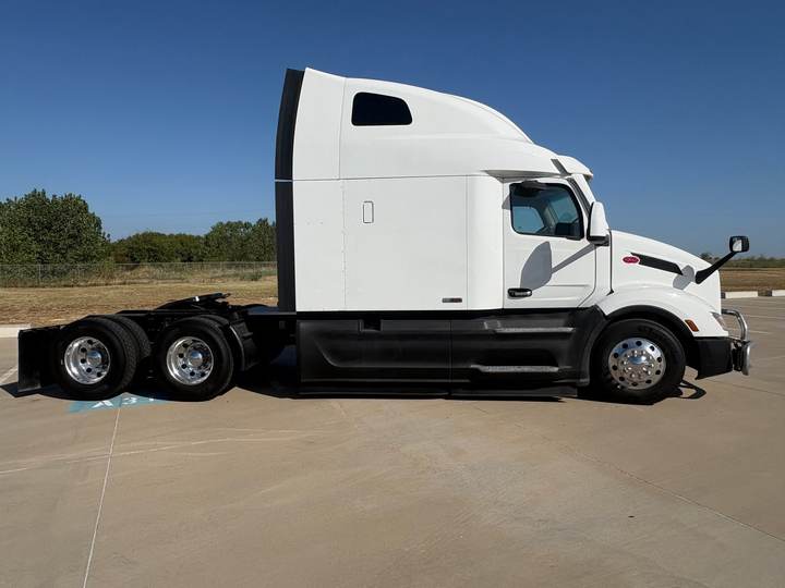 2024 Peterbilt 579 80" Raised Roof Sleeper, exterior photo 2