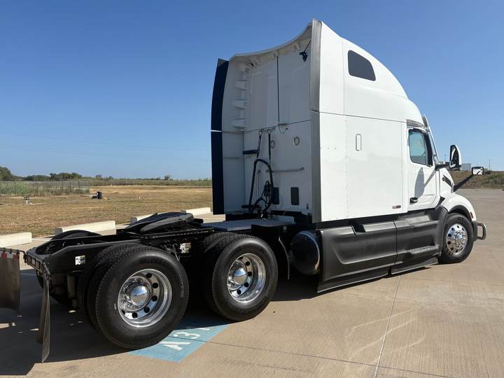 2024 Peterbilt 579 80" Raised Roof Sleeper, exterior photo 3