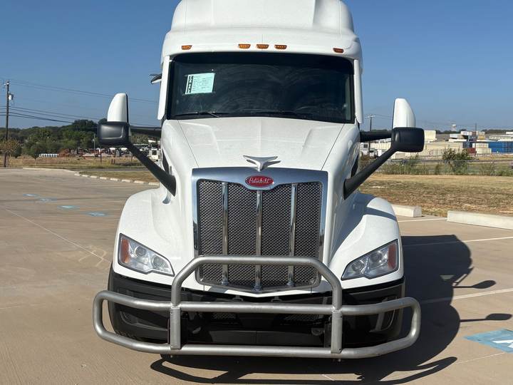 2024 Peterbilt 579 80" Raised Roof Sleeper, exterior photo 5