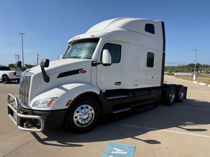 2024 Peterbilt 579 80" Raised Roof Sleeper, exterior photo 6