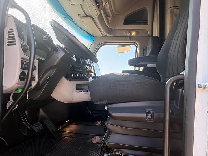2024 Peterbilt 579 80" Raised Roof Sleeper, interior photo 8
