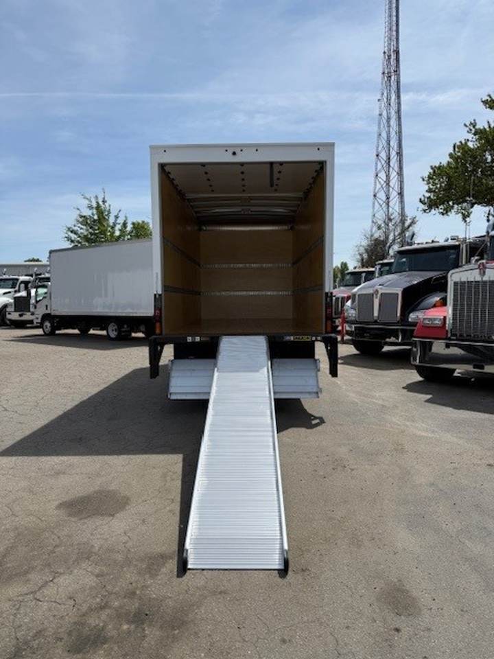 2025 Isuzu Nrr Box Truck, exterior photo 2