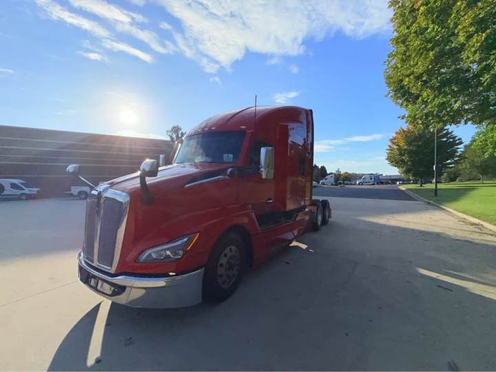 2025 Kenworth T680 76" Raised Roof Sleeper, exterior photo 3