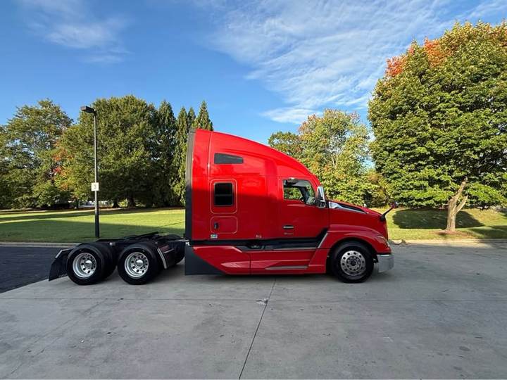 2025 Kenworth T680 76" Raised Roof Sleeper, exterior photo 4