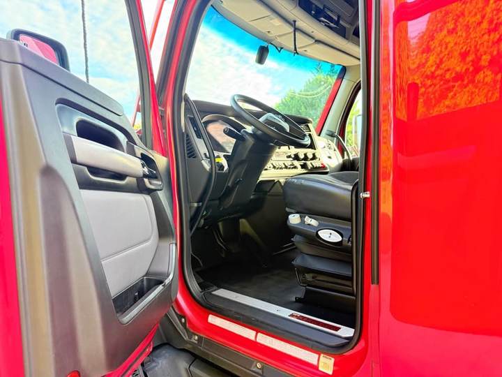 2025 Kenworth T680 76" Raised Roof Sleeper, interior photo 6