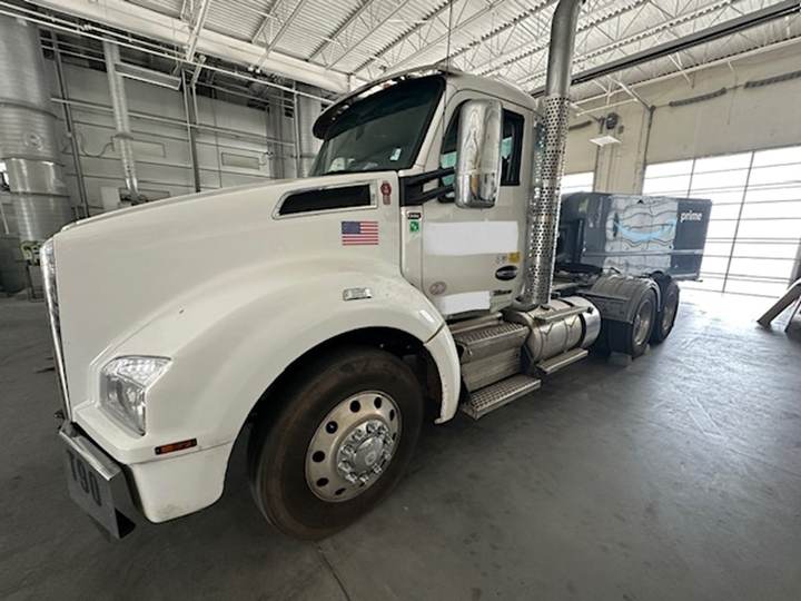 2025 Kenworth T880 Day Cab, exterior photo 2