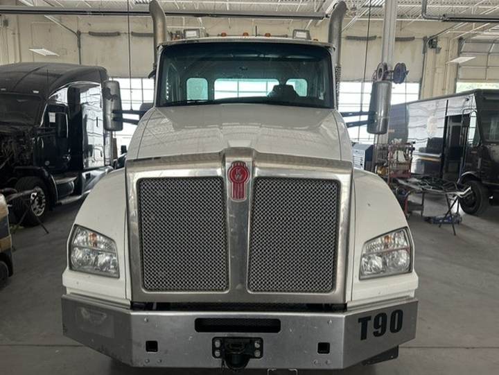 2025 Kenworth T880 Day Cab, exterior photo 3