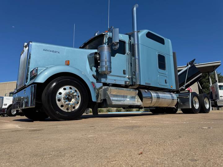 2025 Kenworth W900L 86" Studio Sleeper, exterior photo 2