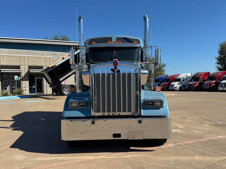 2025 Kenworth W900L 86" Studio Sleeper, exterior photo 3