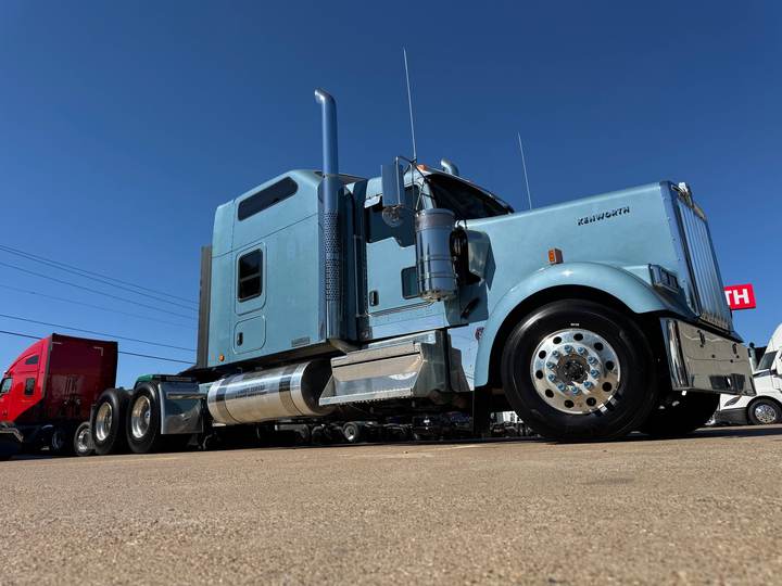 2025 Kenworth W900L 86" Studio Sleeper, exterior photo 4