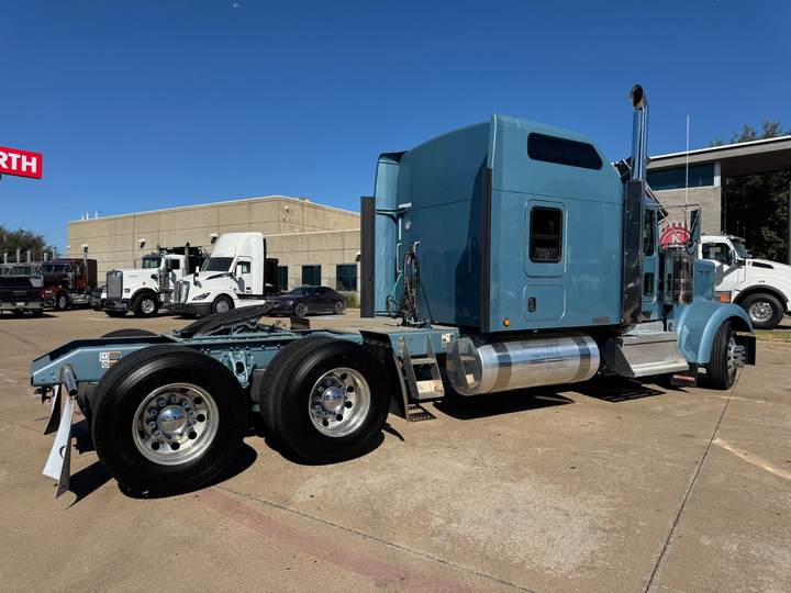 2025 Kenworth W900L 86" Studio Sleeper, exterior photo 5
