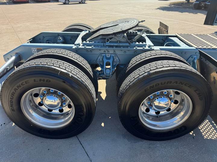 2025 Kenworth W900L 86" Studio Sleeper, exterior photo 6