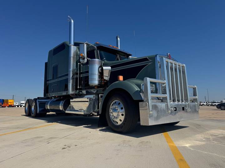 2025 Kenworth W900L 86" Studio Sleeper, exterior photo 1