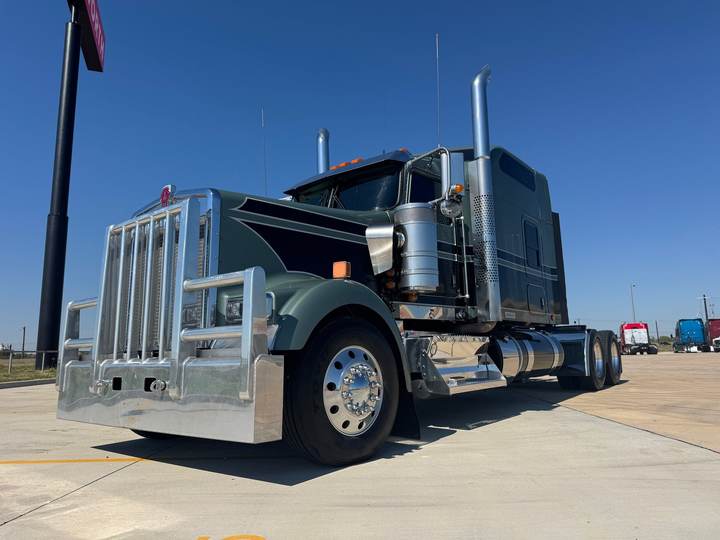 2025 Kenworth W900L 86" Studio Sleeper, exterior photo 2