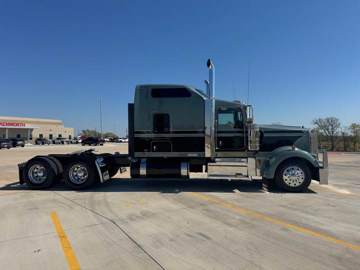2025 Kenworth W900L 86" Studio Sleeper, exterior photo 5