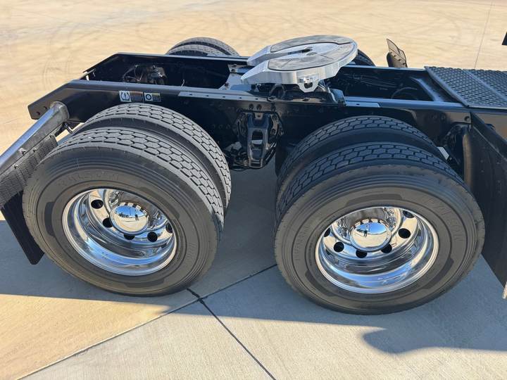 2025 Kenworth W900L 86" Studio Sleeper, exterior photo 7