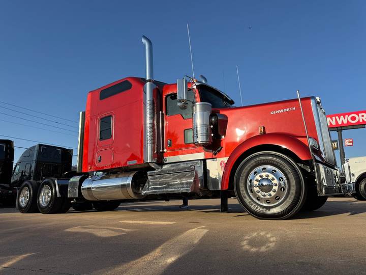 2025 Kenworth W900L 86" Studio Sleeper, exterior photo 2