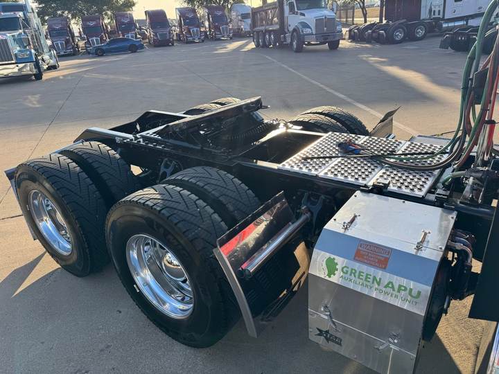 2025 Kenworth W900L 86" Studio Sleeper, exterior photo 4