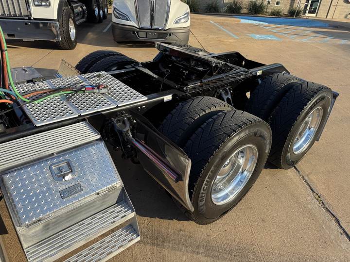 2025 Kenworth W900L 86" Studio Sleeper, exterior photo 5
