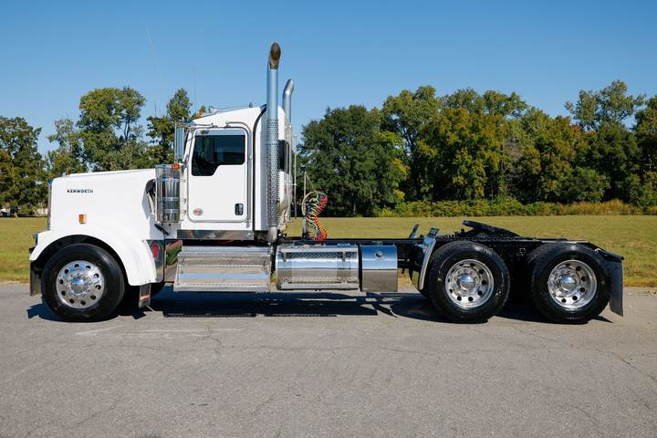 2025 Kenworth W900L Day Cab, exterior photo 2