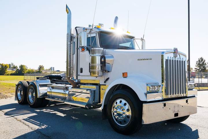 2025 Kenworth W900L Day Cab, exterior photo 4